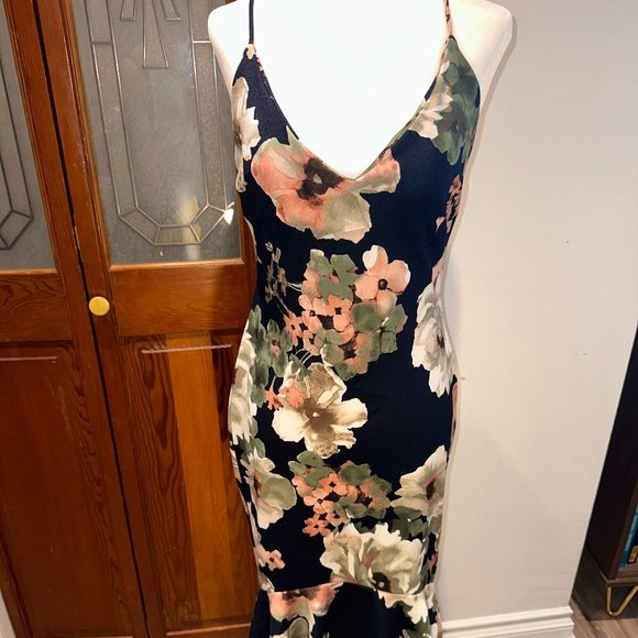 Room Service (Mendocino) - Floral Fishtail - L - Picture 1 of 2